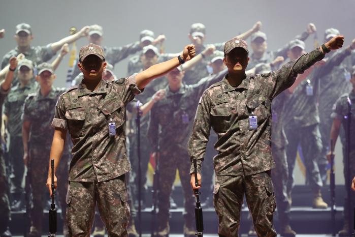 7일 계룡대 대강당에서 열린 제10회 육군 군가합창 경연대회 리허설에서 3사관학교 생도들이 절도 있는 동작으로 무대를 선보이고 있다.