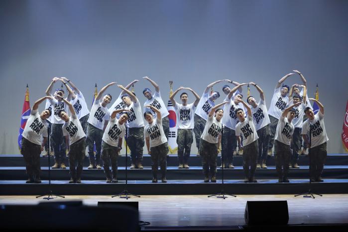 단체복을 입은 50보병사단 신병교육대대 장병들이 군가 ‘달려달려’를 부르고 있다.