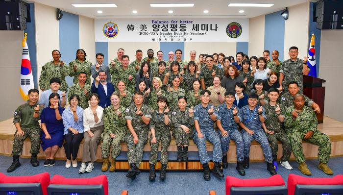 한미 양성평등 세미나에 참석한 한미 해군 장병·군무원이 한자리에 모여 기념촬영을 하고 있다. 부대 제공