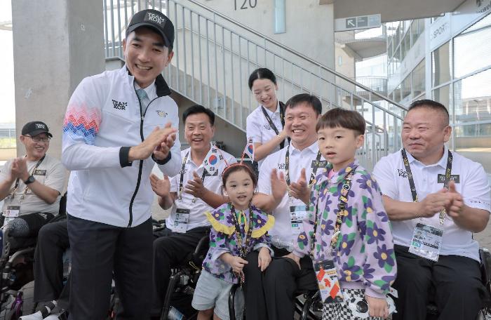 전 세계 상이군인 체육대회인 ‘2023 독일 인빅터스 게임’에 우리 정부 대표로 참석한 박민식(앞줄 맨 왼쪽) 국가보훈부 장관이 9일(현지시간) 선수 가족과 함께 선수단을 격려하고 있다. 보훈부 제공
