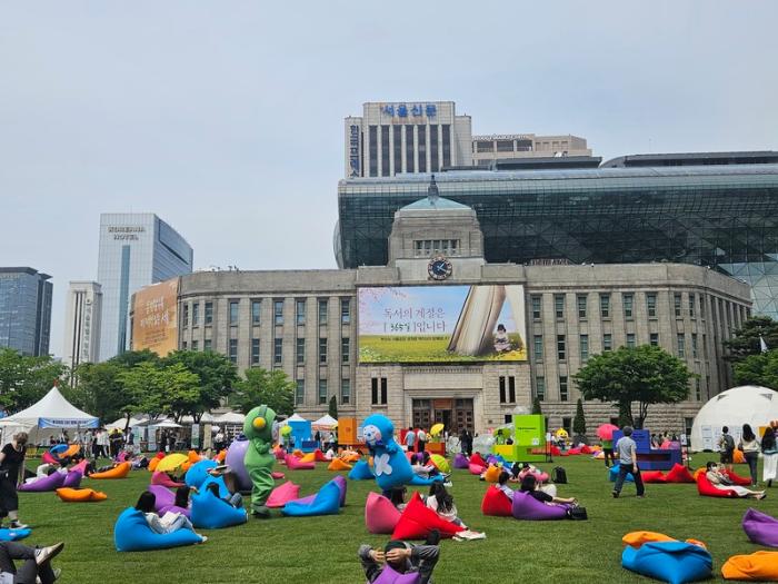 '책읽는 서울광장' 모습.   서울도서관 제공