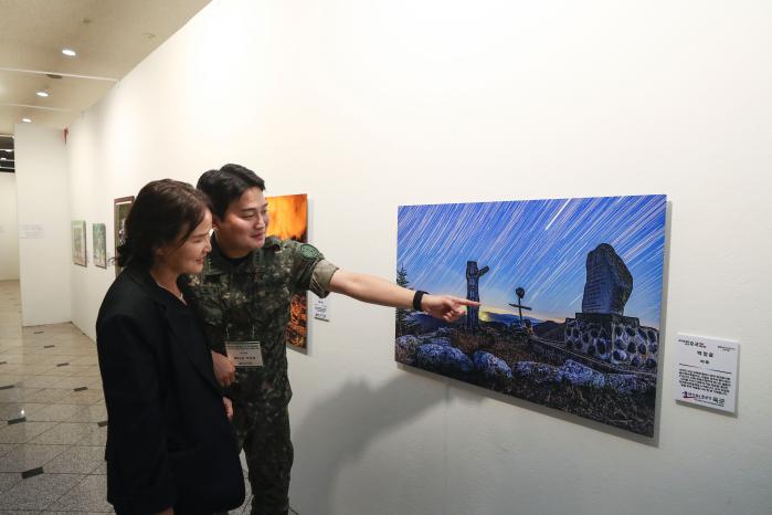 박정훈(대위·오른쪽) 육군7보병사단 연승여단 공보정훈과장이 사진 부문 최우수상을 받은 자신의 작품 ‘비목’을 소개하고 있다.