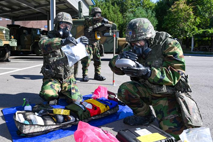 ‘2023 나토 공군 화생방 방호 연합훈련’에 참가하는 공군 장병들이 공군작전사령부에서 진행된 국내 사전 훈련에서 화학탄 투하 상황을 가정해 오염된 물질을 제독하고 있다. 공군 제공