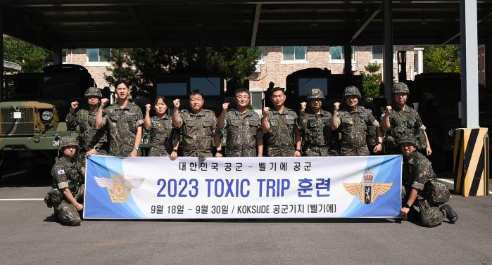 ‘2023 나토 공군 화생방 방호 연합훈련’에 참가하는 공군 장병들이 공군작전사령부에서 진행된 국내 사전 훈련을 마친 뒤 성공적인 해외훈련 참가를 다짐하며 기념사진을 찍고 있다. 공군 제공