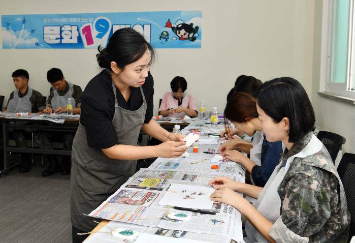 공군19전투비행단 장병·군무원들이 전문 플로리스트의 지도에 따라 석고방향제를 만들고 있다. 사진 제공=지준오 중사