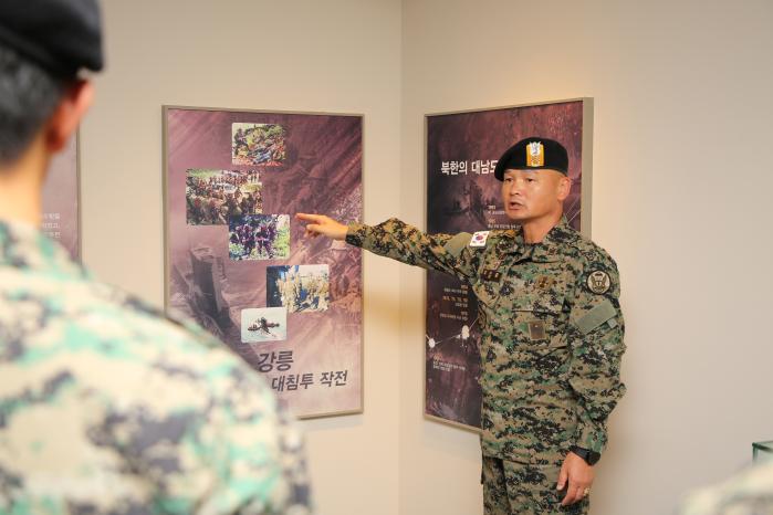 강릉 대침투 작전에 투입됐던 육군특수전사령부 비호부대 이선춘 원사가 지난 13일 부대 역사관에서 열린 정신전력교육에서 장병들에게 긴박했던 당시 상황을 설명하고 있다. 부대 제공