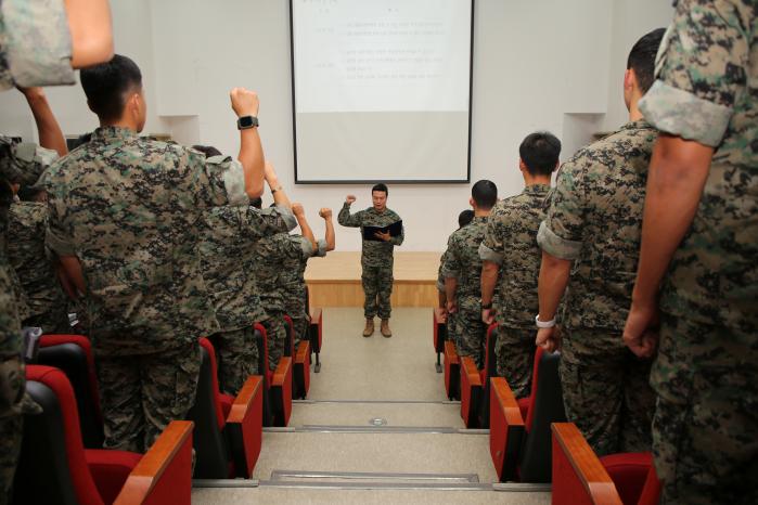 육군특수전사령부 비호부대 북극성대대 장병들이 지난 13일 강릉 대침투 작전을 상기하며 ‘리멤버 9·18’ 결의를 하고 있다. 부대 제공