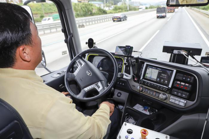 강연석 육군종합보급창 대형·특수운전담당 군무주무관이 유인 자율주행 트럭으로 고속도로를 달리고 있다.