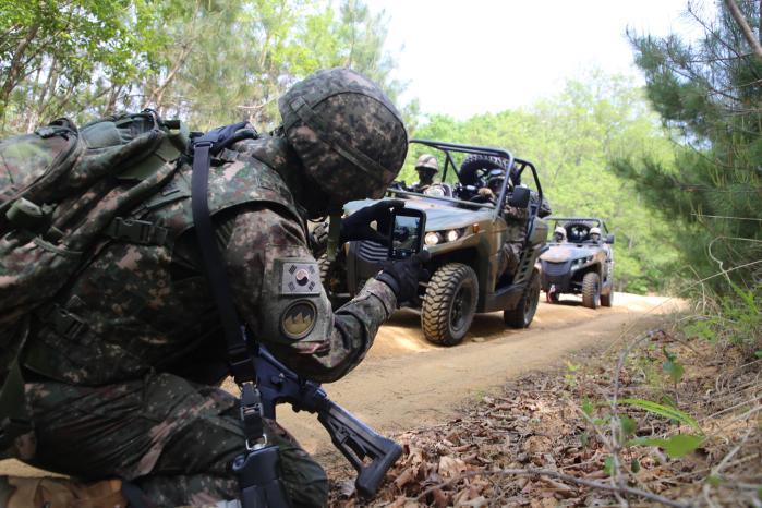 지난해 5월 열린 육군3군단 지상협동훈련에서 훈련 촬영을 위해 투입된 21보병사단 전투촬영팀원이 전술다기능단말기를 활용해 시각정보를 획득하고 있다. 부대 제공