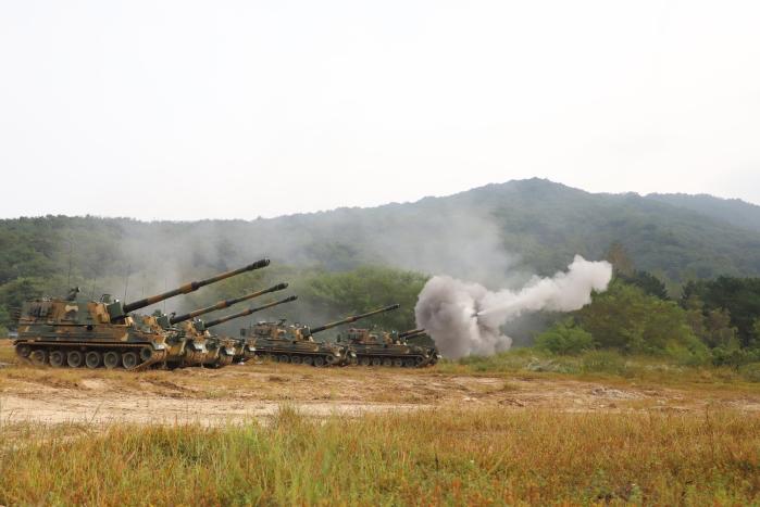 19일 강원도 철원군 포병훈련장에서 진행된 육군1포병여단 승공포병대대 K9A1 자주포 장사거리 포탄 사격 훈련에서 자주포들이 사격하고 있다. 사진 제공=장한나 중사