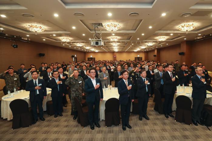 19일 서울 용산구 국방컨벤션에서 ‘북한 핵·미사일 고도화에 따른 육군 대응전략’을 주제로 열린 국방 우주·미사일 전략 포럼에서 참석자들이 국민의례를 하고 있다.