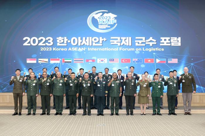 고현석(앞줄 가운데) 육군참모차장 등 주요 참석자들이 19일 육군본부에서 열린 ‘2023 한·아세안? 국제군수포럼’에서 기념사진을 찍고 있다. 육군 제공