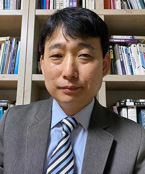 필자 김인기 국장은 전자신문인터넷 미디어전략연구소장, 테크플러스 대표를 역임했으며, 현재 전자신문인터넷 온라인편집국장을 맡고 있다. 저서로는 『영화 속 IT 교과서』가 있다.