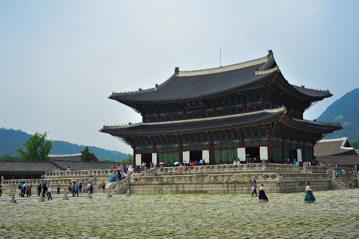 흥선대원군이 중건한 경복궁 근정전.