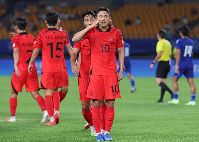 19일 중국 저장성 진화시 진화에서 열린 항저우 아시안게임 남자 축구 조별리그 쿠웨이트전에서 조영욱 일병이 골을 넣은 뒤 경례하고 있다. 연합뉴스