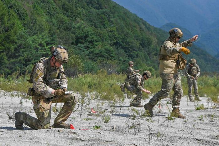 한미 EOD 요원들이 불발 자탄 해체를 위한 소량의 폭약을 설치하고 있다. 사진 제공=양순호 상사