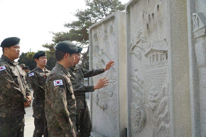 육군1보병사단 장병들이 경기도 파주시 임진각 망배단을 견학하고 있다.