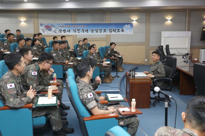 지난 19일 육군2작전사령부에서 신임장교 집체교육이 진행된 가운데 신희현 육군2작전사령관과 직할부대 신임장교들이 이야기를 나누고 있다. 부대 제공