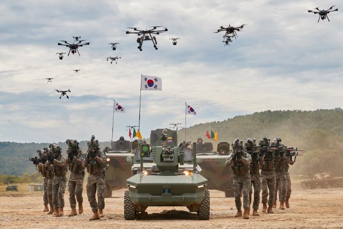 육군 아미타이거 부대 장병들이 계룡대 비상활주로 인근에서 유·무인 복합전투체계를 시연하고 있다.