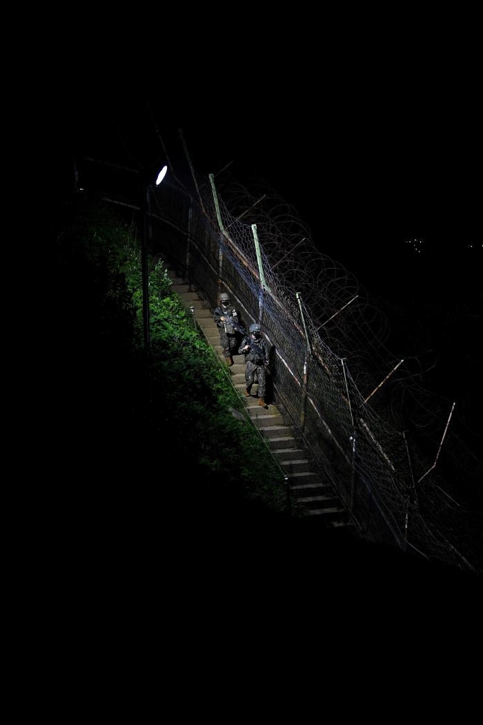 육군22보병사단 GOP 경계 장병들이 남방한계선을 따라 걸으며 야간 철책 점검을 하고 있다.