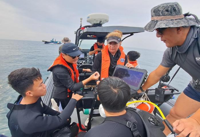 유해발굴 공동 수중 조사에 참여한 한미 잠수사들이 수중 조사 결과에 대한 현장 분석을 하고 있다. 국유단 제공