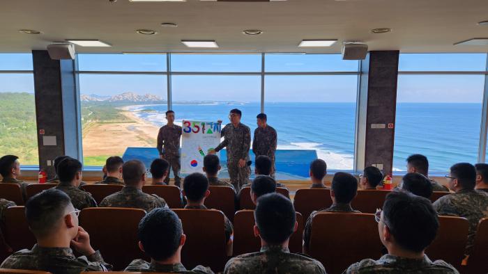 충마대대 장병들이 지난 22일 강원도 고성 통일전망대에서 열린 참여형·행동화 정신전력교육 중 월비산-351고지전투 연구 내용을 발표하고 있다.