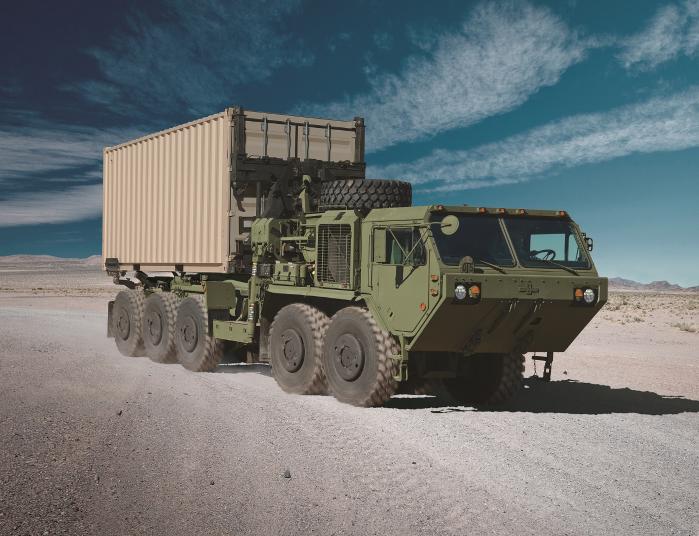 20피트 표준형 컨테이너와 CHU(Container Handling Unit)로 불리는 컨테이너 상하차 장비를 장착한 오시코시 M1074A1 PLS의 모습. 사진=오시코시 홈페이지