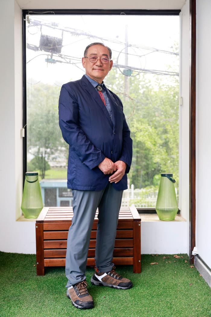 김종기 미공군전공기념사업협회 대표가 국방일보와 인터뷰를 마친 뒤 포즈를 취하고 있다.