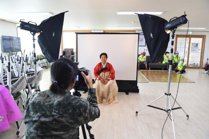 해병대6여단 장병이 백령도 거주 어르신을 대상으로 무병장수를 기원하는 장수사진을 촬영하고 있다.