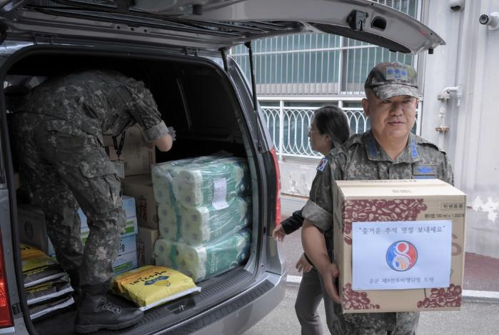 공군8전투비행단 장병들이 추석 연휴를 앞두고 지역주민에게 전달할 위문품을 옮기고 있다.