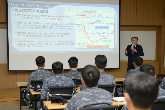 지난 21일 경기 수원시 보훈교육연구원에서 최원일 326호국보훈연구소장이 2함대 경기함 승조원을 대상으로 안보강연을 하고 있다.