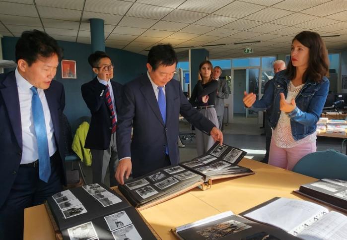 백승주(앞줄 가운데) 전쟁기념사업회장이 프랑스 국방영상제작원에서 국내에 공개되지 않은 6·25전쟁 관련 자료를 확인하고 있다. 전쟁기념사업회 제공