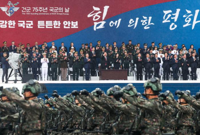 윤석열 대통령이 26일 경기도 성남시 서울공항에서 열린 건군 75주년 국군의 날 기념행사에서 분열하는 장병들의 경례를 받고 있다. 이종섭 국방부 장관 등 주요 참석 내빈들도 장병들에게 박수를 보내고 있다. 이경원 기자