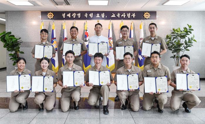 우수교관·훈육관으로 선발된 해군교육사령부 교관들이 상장을 들고 기념촬영을 하고 있다. 사진 제공=정윤화 하사