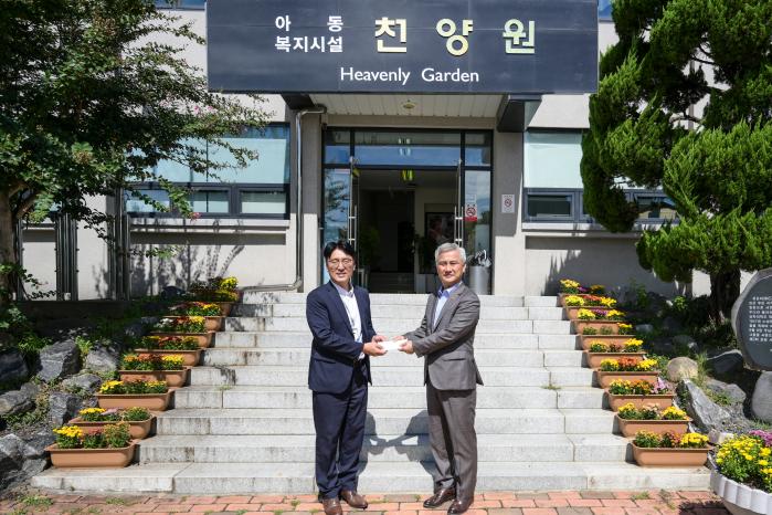 엄동환(오른쪽) 방위사업청장이 대전시 유성구의 아동복지시설인 천양원을 방문해 성금을 전달하고 있다. 방사청 제공