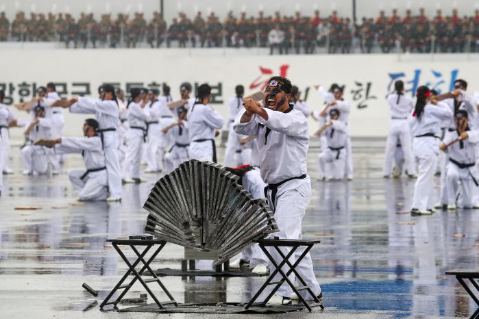 육·해·공군 및 해병대 장병으로 구성된 합동군 750명이 태권도 시범 중 격파하고 있다.