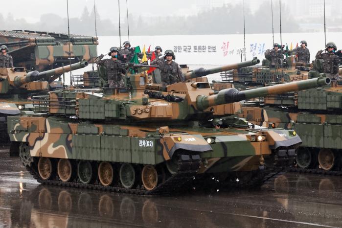 장비부대 분열에 나선 K2 전차 승무원들이 힘차게 경례하고 있다.
