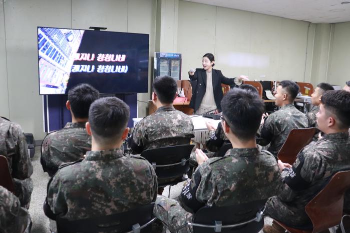 26일 육군5보병사단 사자여단 예하 GOP부대에 근무하는 장병들이 노래 공연과 접목한 정신전력 강의를 듣고 있다. 사진 제공=정연원 하사