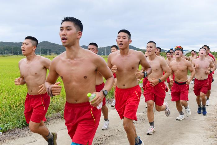26일 해병대6여단 장병들이 9·28 서울수복 의의를 되새기며 마라톤을 하고 있다. 부대 제공
