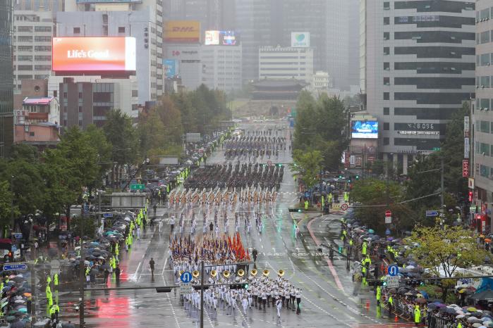 건군 75주년 국군의 날을 기념해 서울 도심에서 열린 대규모 시가행진 중 참가 장병들이 국민 앞에 우리 군의 강인한 위용을 선보이고 있다.