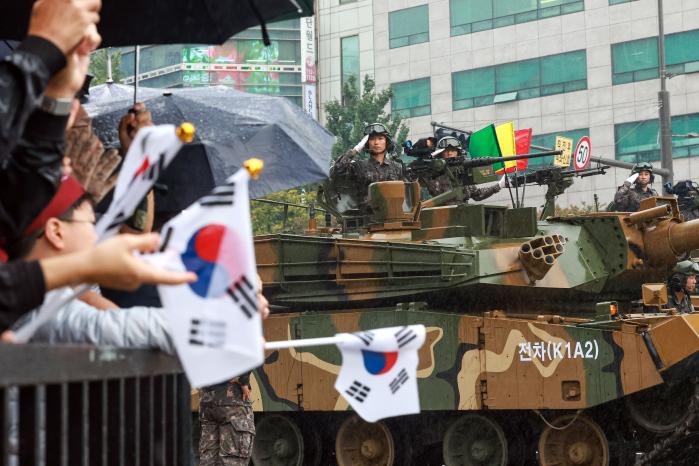장비부대 K1A2 전차 승무원들이 국민에게 절도 있게 경례하고 있다.