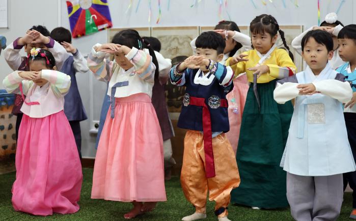 추석 명절을 이틀 앞둔 26일 청주 상당구청 어린이집에서 어린이들이 한복을 차려입고 예절교육을 받고 있다. 연합뉴스