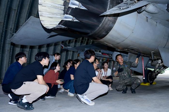 공군39비 전문성의 날에 참가한 군무원들이 주기장에서 항공기를 견학하고 있다. 사진 제공=전미화 중사