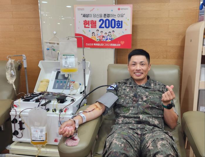 육군수도방위사령부 김정학 상사가 서울 헌혈의집 연신내센터에서 200번째 헌혈을 하고 있다. 부대 제공