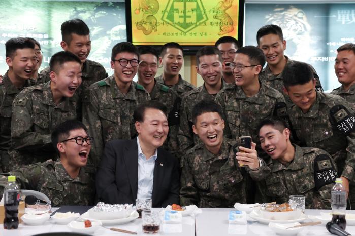 윤석열 대통령이 국군의 날인 지난 1일 육군25보병사단을 찾아 장병들과 소통의 시간을 가지며 함께 사진을 찍고 있다. 대통령실 제공