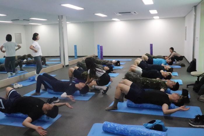 공군8전비 소·확·헬 프로그램에 참가한 장병·군무원이 필라테스 운동을 하고 있다. 부대 제공