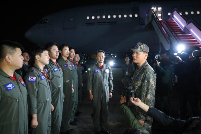 정상화(오른쪽) 공군 참모총장이 이스라엘의 교민 수송작전 임무를 완수한 공군 장병들을 격려하고 있다.