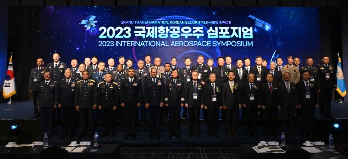 정상화 공군참모총장과 각국 공군·항공우주군 지휘관을 비롯한 국·내외 주요관계자들이 16일 그랜드 인터컨티넨탈 서울 파르나스 호텔에서 열린 ‘2023 국제항공우주 심포지엄’에 참석해 기념사진을 찍고 있다. 공군 제공