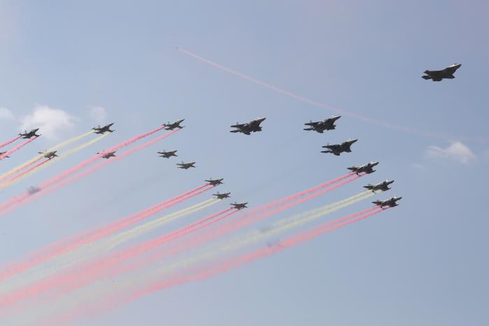 16일 경기도 성남시 서울공항에서 열린 ‘서울 국제 항공우주 방위산업 전시회 2023(서울 ADEX 2023)’ 프레스데이 행사에서 F-35A 스텔스 전투기, F-15K, FA-50, TA-50, F-4, F-5 등 우리 군의 주요 전투기들이 멋진 비행을 선보이고 있다. 조종원 기자