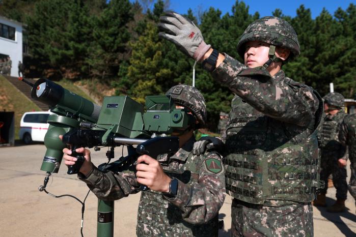 신궁 사격절차를 숙달하는 사수와 부사수.